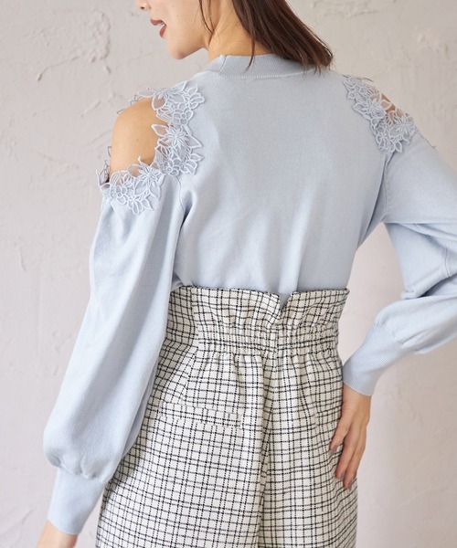 tocco closet(トッコ クローゼット)の「フラワーレース装飾オープンショルダーニットプルオーバー(ニット/セーター・レディース・ネイビー/オフホワイト/サックスブルー・M)」の16枚目の写真