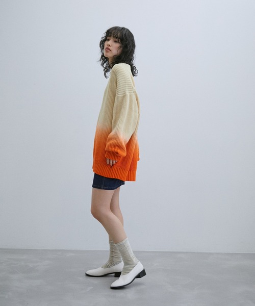 ADAM ET ROPE'(アダムエロペ)の「【WEB限定】Dip Dye グラデーション 畦編み ルーズニット / ユニセックス(ニット/セーター・メンズ・ピンク/ネイビー/オレンジ・M/L)」の18枚目の写真