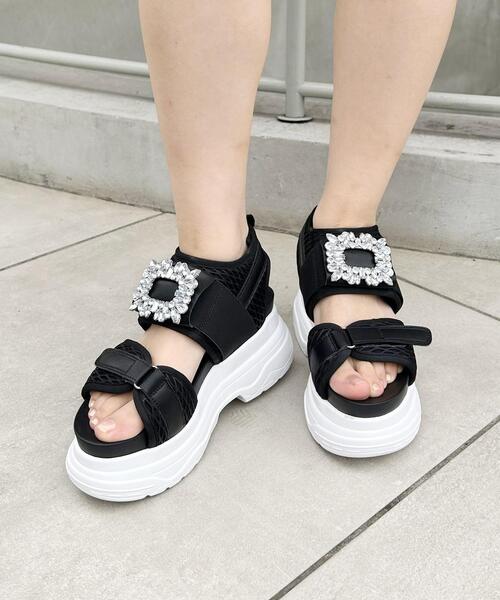 INGNI(イング)の「ボリュームソールビジュースポサン(サンダル・レディース・ブラック/オフホワイト・M/L)」の8枚目の写真