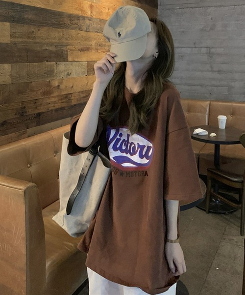 Chaco closet(チャコ クローゼット)の「オーバーサイズVictoryロゴプリントTシャツ(Tシャツ/カットソー・レディース・杢グレー/ホワイト/ブラウン・FREE)」の3枚目の写真