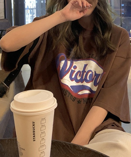 Chaco closet(チャコ クローゼット)の「オーバーサイズVictoryロゴプリントTシャツ(Tシャツ/カットソー・レディース・杢グレー/ホワイト/ブラウン・FREE)」の21枚目の写真