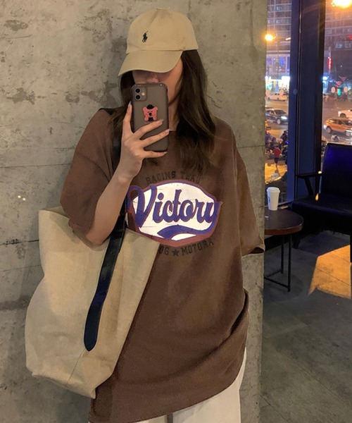 Chaco closet(チャコ クローゼット)の「オーバーサイズVictoryロゴプリントTシャツ(Tシャツ/カットソー・レディース・杢グレー/ホワイト/ブラウン・FREE)」の22枚目の写真