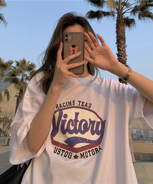 Chaco closet(チャコ クローゼット)の「オーバーサイズVictoryロゴプリントTシャツ(Tシャツ/カットソー・レディース・杢グレー/ホワイト/ブラウン・FREE)」の6枚目の写真