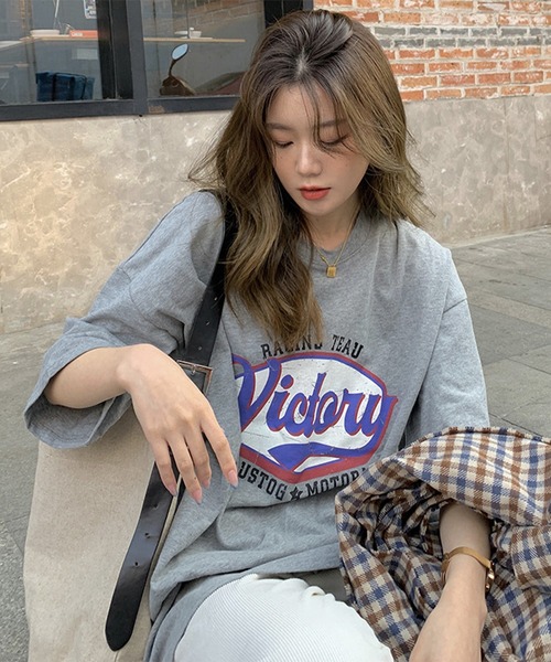 Chaco closet(チャコ クローゼット)の「オーバーサイズVictoryロゴプリントTシャツ(Tシャツ/カットソー・レディース・杢グレー/ホワイト/ブラウン・FREE)」の14枚目の写真