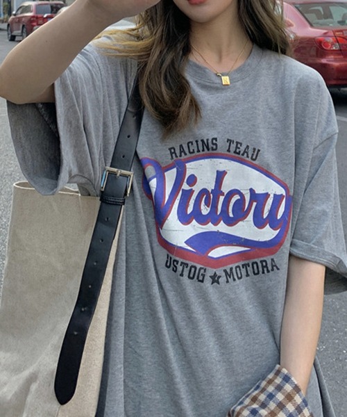 Chaco closet(チャコ クローゼット)の「オーバーサイズVictoryロゴプリントTシャツ(Tシャツ/カットソー・レディース・杢グレー/ホワイト/ブラウン・FREE)」の10枚目の写真
