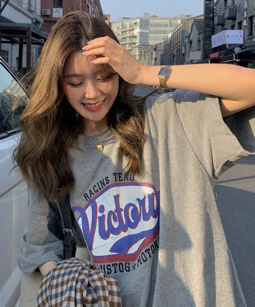 Chaco closet(チャコ クローゼット)の「オーバーサイズVictoryロゴプリントTシャツ(Tシャツ/カットソー・レディース・杢グレー/ホワイト/ブラウン・FREE)」の12枚目の写真