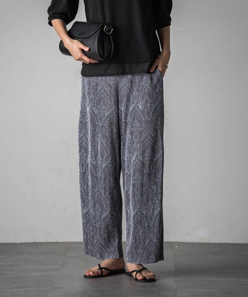 socolla（ソコラ）の「ペイズリー柄プリーツパンツ（その他パンツ・レディース・チャコールグレー/キャメル・M）」の2枚目の写真