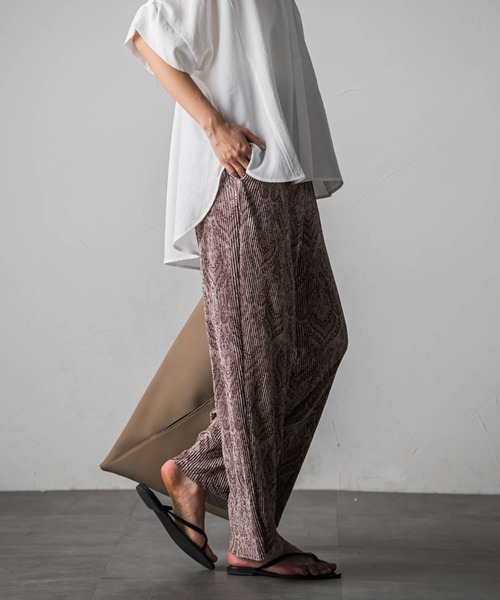 socolla（ソコラ）の「ペイズリー柄プリーツパンツ（その他パンツ・レディース・チャコールグレー/キャメル・M）」の7枚目の写真