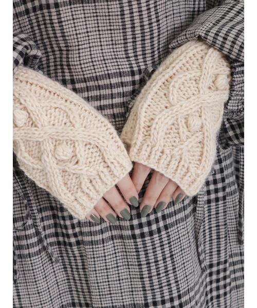 Samansa Mos2(サマンサ モスモス)の「ケーブルニットアームウォーマー(手袋・レディース・オフホワイト/モカ・F)」の4枚目の写真