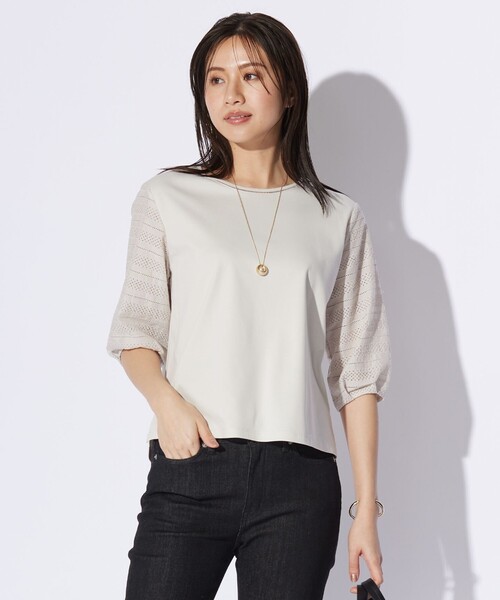 J.PRESS(ジェイプレス)の「【WEB限定カラーあり】スムースジャージー 刺繍スリーブ カットソー(Tシャツ/カットソー・レディース・ネイビー系/ホワイト系/ベージュ系/ふじ色系/イエロー系・MEDIUM/LARGE)」の2枚目の写真