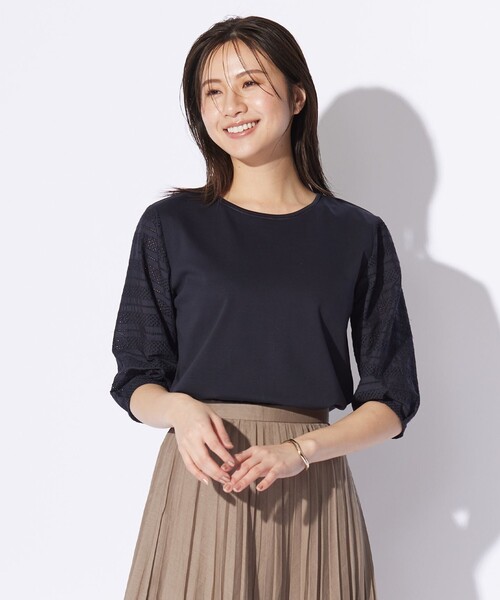 J.PRESS(ジェイプレス)の「【WEB限定カラーあり】スムースジャージー 刺繍スリーブ カットソー(Tシャツ/カットソー・レディース・ネイビー系/ホワイト系/ベージュ系/ふじ色系/イエロー系・MEDIUM/LARGE)」の3枚目の写真