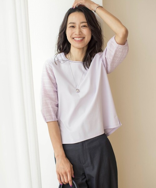 J.PRESS(ジェイプレス)の「【WEB限定カラーあり】スムースジャージー 刺繍スリーブ カットソー(Tシャツ/カットソー・レディース・ネイビー系/ホワイト系/ベージュ系/ふじ色系/イエロー系・MEDIUM/LARGE)」の4枚目の写真
