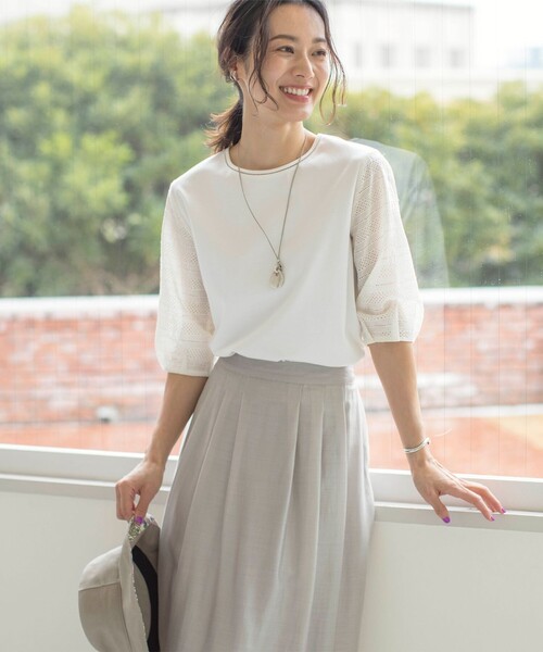 J.PRESS(ジェイプレス)の「【WEB限定カラーあり】スムースジャージー 刺繍スリーブ カットソー(Tシャツ/カットソー・レディース・ネイビー系/ホワイト系/ベージュ系/ふじ色系/イエロー系・MEDIUM/LARGE)」の20枚目の写真