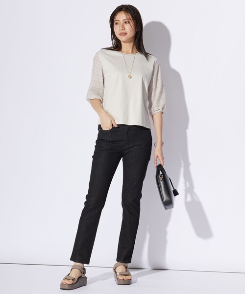 J.PRESS(ジェイプレス)の「【WEB限定カラーあり】スムースジャージー 刺繍スリーブ カットソー(Tシャツ/カットソー・レディース・ネイビー系/ホワイト系/ベージュ系/ふじ色系/イエロー系・MEDIUM/LARGE)」の12枚目の写真
