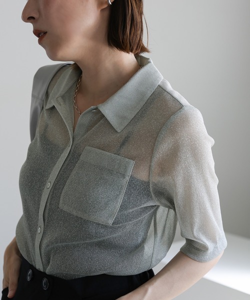 select MOCA（セレクトモカ）の「【ZOZO限定】ラメシアーハーフスリーブシャツ（シャツ/ブラウス・レディース・グレー/シルバー/グレイッシュベージュ/カーキ・FREE）」の2枚目の写真