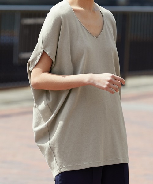 itto...(イット)の「綿100%Vネックドルマンコクーンカットソー(Tシャツ/カットソー・レディース・グレイッシュベージュ/カーキ/モカ・M-L)」の11枚目の写真