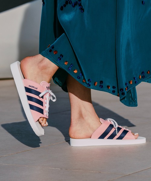 adidas（アディダス）の「ガゼル ビーチ スライド / Gazelle Beach Slides サンダル / アディダスオリジナルス adidas Originals（サンダル・レディース・ベージュ/ホワイト/グリーン/レッド/ブルー/ブラック×ホワイト/ブラック/ピンク/グリーン×ピンク・22.5cm/23.5cm/24.5cm/25.5cm/26.5cm/27.5cm/28.5cm/29.5cm/30.5cm）」の8枚目の写真