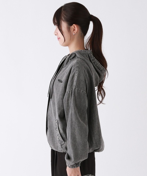 repipi armario(レピピ アルマリオ)の「デニムフードマンパ(マウンテンパーカー・キッズ・ブラック/ブルー・SMALL/LARGE/MEDIUM)」の8枚目の写真