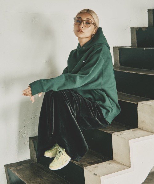 HEREIAM（ヘレイアム）の「【HEREIAM】ユニセックス/ワッペンロゴ裏起毛フーディー（パーカー・レディース・モスグリーン/ブラック/ヘザーグレー/バイオレット・MEDIUM/LARGE）」の11枚目の写真