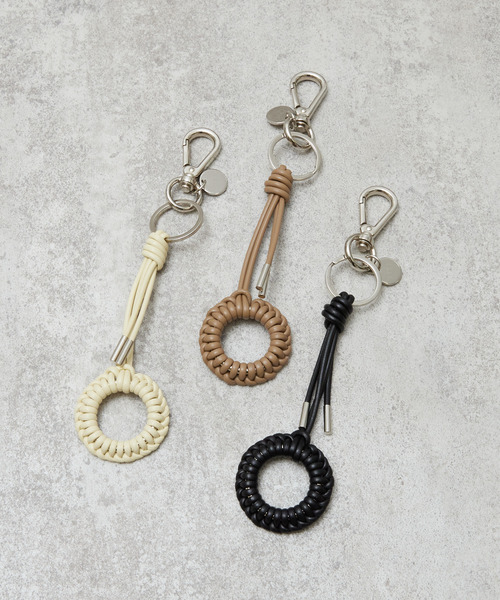 And A（アンドエー）の「ITTI イッチ / CRISTY KNOT FINGER CIRCLE CHARM / RAPTO JP クリスティノットサークルチャームフィンガーストラップ / ITTI-GOODS-070（スマホグッズ・メンズ・アイボリー/グレイッシュベージュ/ブラック・FREE）」の4枚目の写真