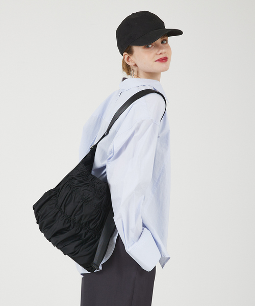 soeur（スール）の「●SOEUR/シャーリングテープショルダー（トートバッグ・レディース・ベージュ/ライトグレー/ブラック・フリー）」の2枚目の写真