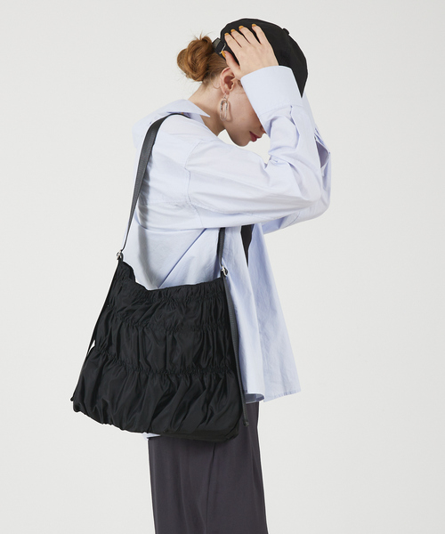 soeur（スール）の「●SOEUR/シャーリングテープショルダー（トートバッグ・レディース・ベージュ/ライトグレー/ブラック・フリー）」の5枚目の写真