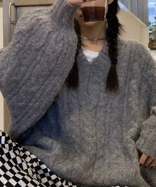 gossip!ロサンゼルス(ゴシップロサンゼルス)の「YUGA Vネックツイストセーター(ニット/セーター・レディース・オフホワイト/ライトグリーン/グレー・FREE)」の2枚目の写真
