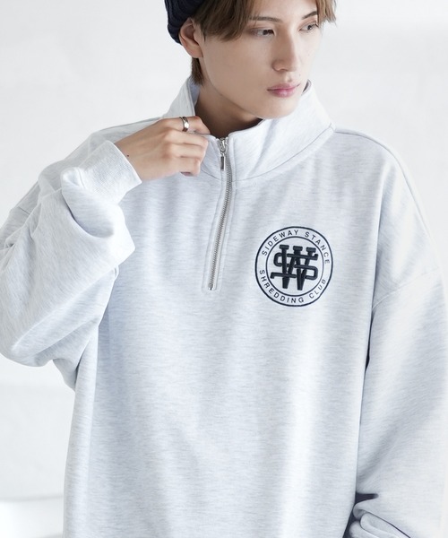 SIDEWAY STANCE(サイドウェイスタンス)の「【SIDEWAY STANCE】刺しゅう スウェット ハーフジップトレーナー(スウェット・メンズ・ブラック/ライトグレー系1/ネイビー系/ネイビー系1/ブラック系1/ライトグレー系/ライトグレー/ブラック系/ネイビー・LARGE/MEDIUM/SMALL/X-LARGE)」の1枚目の写真