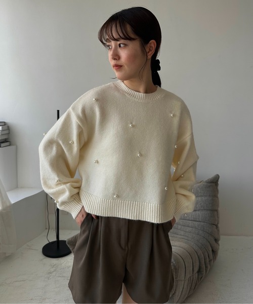 I_am(アイアム)の「round neck pearl accent knit / ラウンドネックパールアクセントニット(ニット/セーター・レディース・グレー/アイボリー/チャコール・FREE)」の2枚目の写真