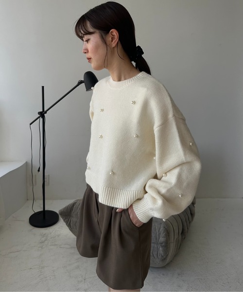 I_am(アイアム)の「round neck pearl accent knit / ラウンドネックパールアクセントニット(ニット/セーター・レディース・グレー/アイボリー/チャコール・FREE)」の7枚目の写真