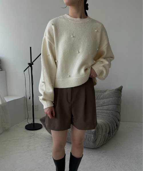 I_am(アイアム)の「round neck pearl accent knit / ラウンドネックパールアクセントニット(ニット/セーター・レディース・グレー/アイボリー/チャコール・FREE)」の6枚目の写真