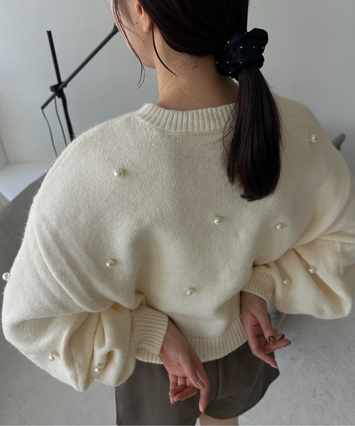 I_am(アイアム)の「round neck pearl accent knit / ラウンドネックパールアクセントニット(ニット/セーター・レディース・グレー/アイボリー/チャコール・FREE)」の9枚目の写真
