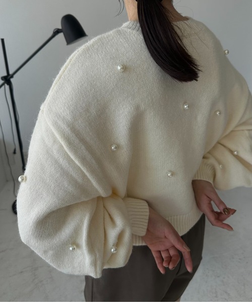 I_am(アイアム)の「round neck pearl accent knit / ラウンドネックパールアクセントニット(ニット/セーター・レディース・グレー/アイボリー/チャコール・FREE)」の8枚目の写真