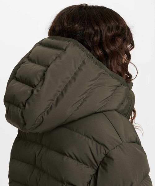 NIKE(ナイキ)の「ナイキ スポーツウェア ライトウェイト シンセティック フィル ジュニア ルーズ フーデッド ジャケット / Nike Sportswear Lightweight Synthetic Fill Big Kids' Loose Hooded Jacket FD2845-325 Cargo Khaki(ダウンジャケット/コート・キッズ・カーキオリーブ・130/140/150/160/170)」の11枚目の写真