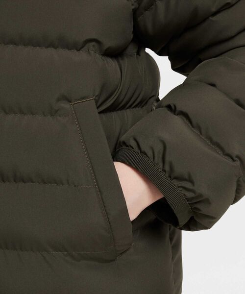 NIKE(ナイキ)の「ナイキ スポーツウェア ライトウェイト シンセティック フィル ジュニア ルーズ フーデッド ジャケット / Nike Sportswear Lightweight Synthetic Fill Big Kids' Loose Hooded Jacket FD2845-325 Cargo Khaki(ダウンジャケット/コート・キッズ・カーキオリーブ・130/140/150/160/170)」の14枚目の写真