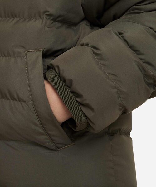 NIKE(ナイキ)の「ナイキ スポーツウェア ライトウェイト シンセティック フィル ジュニア ルーズ フーデッド ジャケット / Nike Sportswear Lightweight Synthetic Fill Big Kids' Loose Hooded Jacket FD2845-325 Cargo Khaki(ダウンジャケット/コート・キッズ・カーキオリーブ・130/140/150/160/170)」の16枚目の写真