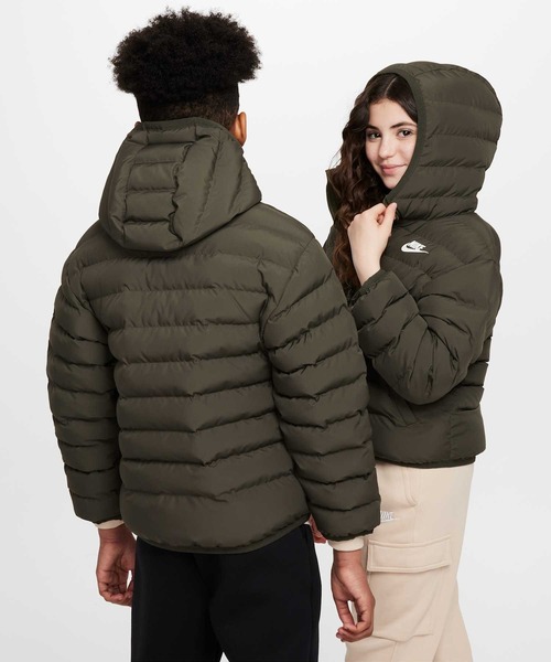 NIKE(ナイキ)の「ナイキ スポーツウェア ライトウェイト シンセティック フィル ジュニア ルーズ フーデッド ジャケット / Nike Sportswear Lightweight Synthetic Fill Big Kids' Loose Hooded Jacket FD2845-325 Cargo Khaki(ダウンジャケット/コート・キッズ・カーキオリーブ・130/140/150/160/170)」の2枚目の写真