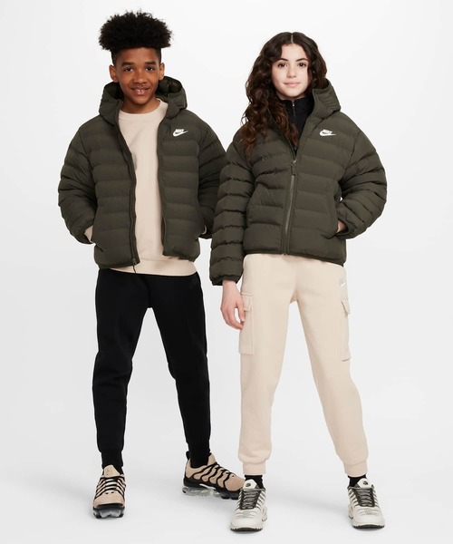 NIKE(ナイキ)の「ナイキ スポーツウェア ライトウェイト シンセティック フィル ジュニア ルーズ フーデッド ジャケット / Nike Sportswear Lightweight Synthetic Fill Big Kids' Loose Hooded Jacket FD2845-325 Cargo Khaki(ダウンジャケット/コート・キッズ・カーキオリーブ・130/140/150/160/170)」の3枚目の写真