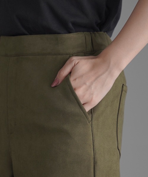 HUG.U(ハグユー)の「スウェードセミフレアパンツ(その他パンツ・レディース・カーキブラウン/チャコールグレー/スミクロ・L/S/M)」の8枚目の写真