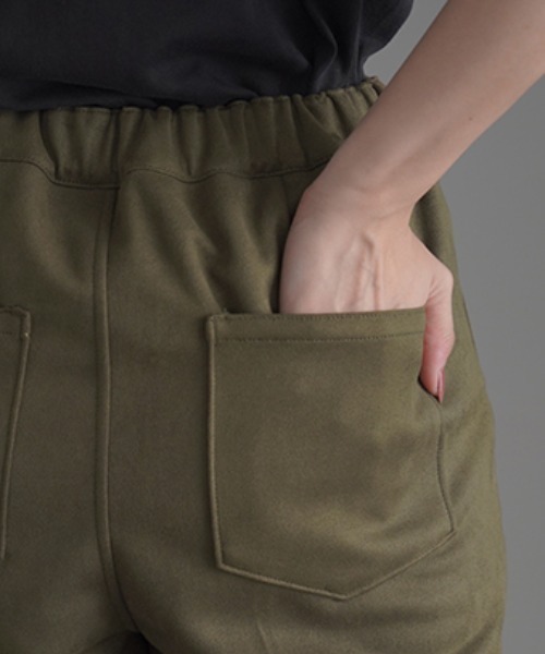 HUG.U(ハグユー)の「スウェードセミフレアパンツ(その他パンツ・レディース・カーキブラウン/チャコールグレー/スミクロ・L/S/M)」の9枚目の写真