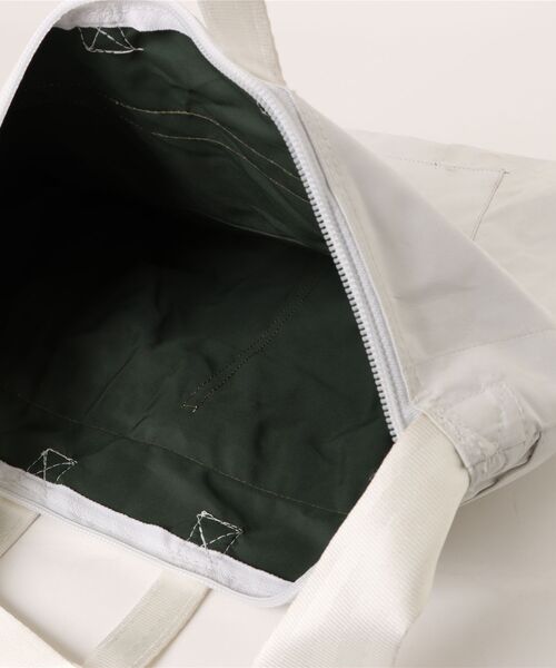 PUEBCO(プエブコ)の「SNOW JACKET CONVERTED TO HELMET BAG(ショルダーバッグ・メンズ・ホワイト系その他・ONE SIZE)」の9枚目の写真