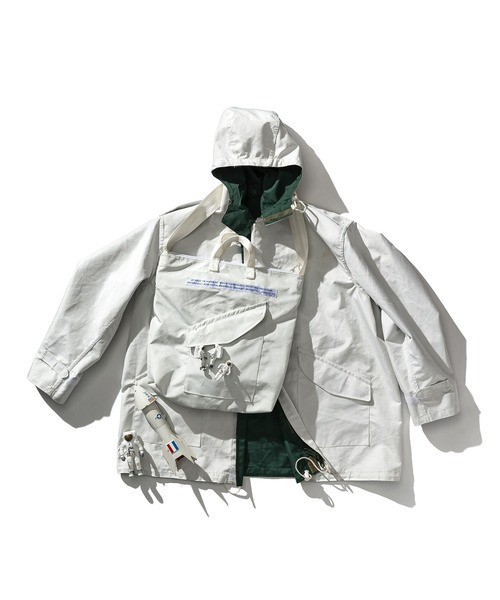 PUEBCO(プエブコ)の「SNOW JACKET CONVERTED TO HELMET BAG(ショルダーバッグ・メンズ・ホワイト系その他・ONE SIZE)」の6枚目の写真