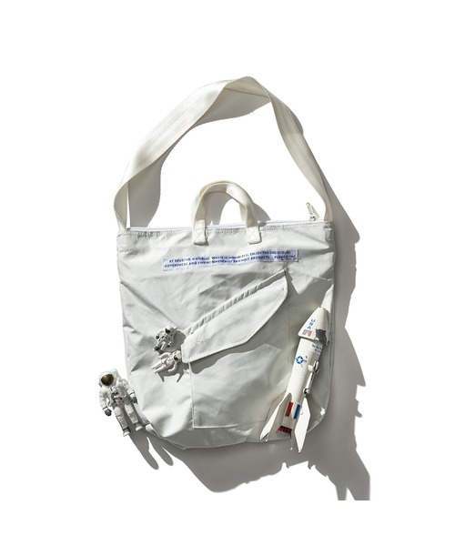 PUEBCO(プエブコ)の「SNOW JACKET CONVERTED TO HELMET BAG(ショルダーバッグ・メンズ・ホワイト系その他・ONE SIZE)」の2枚目の写真