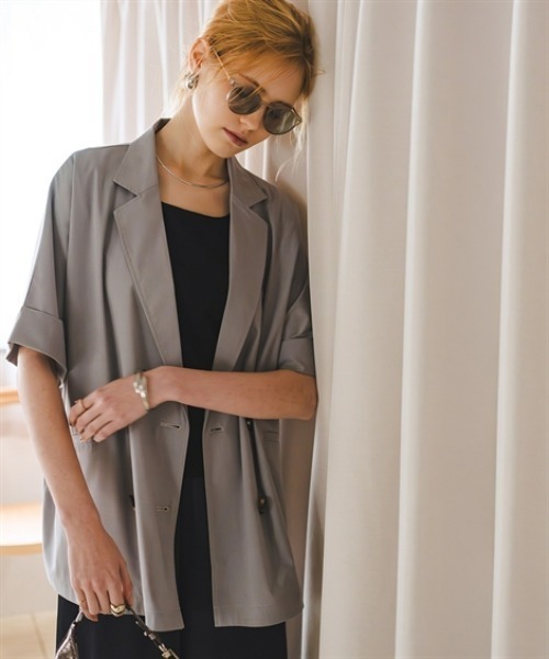 Maison INNESS(メゾンアイネス)の「ハーフスリーブオーバーサイズダブルブレストジャケット(防しわ・接触冷感・UVカット)(テーラードジャケット・レディース・チャコール/ベージュ/ライトグレー・S~M/L~LL/3L~4L)」の5枚目の写真