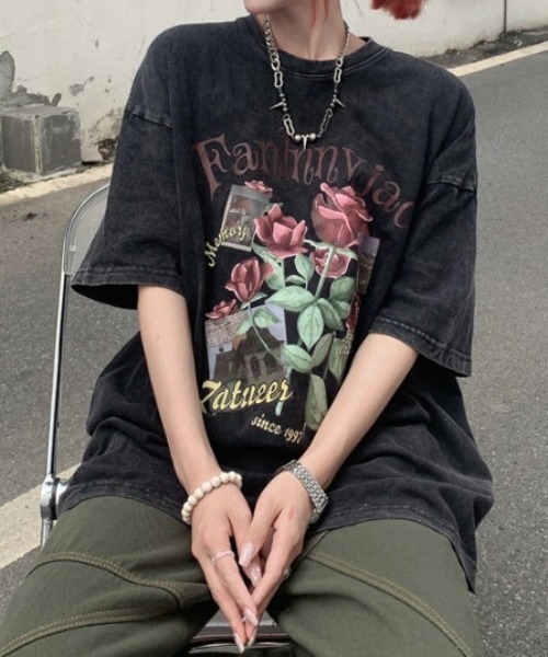lilful(リルフル)の「花柄プリント ウォッシュデザイン カジュアルTシャツ(Tシャツ/カットソー・レディース・ブラック系その他・S/M)」の2枚目の写真