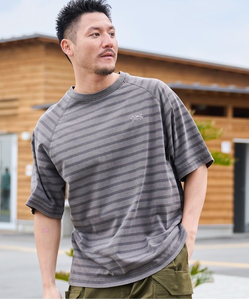 Sunny Smith(サニースミス)の「【SUNNY SMITH】ボーダーオーバーダイ ラグランロゴ刺繍Tシャツ(CP)(Tシャツ/カットソー・メンズ・スモーク/ベージュ/オリーブ・M/L)」の3枚目の写真