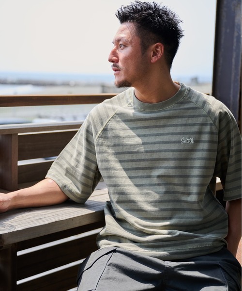 Sunny Smith(サニースミス)の「【SUNNY SMITH】ボーダーオーバーダイ ラグランロゴ刺繍Tシャツ(CP)(Tシャツ/カットソー・メンズ・スモーク/ベージュ/オリーブ・M/L)」の4枚目の写真