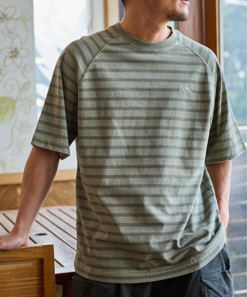 Sunny Smith(サニースミス)の「【SUNNY SMITH】ボーダーオーバーダイ ラグランロゴ刺繍Tシャツ(CP)(Tシャツ/カットソー・メンズ・スモーク/ベージュ/オリーブ・M/L)」の7枚目の写真