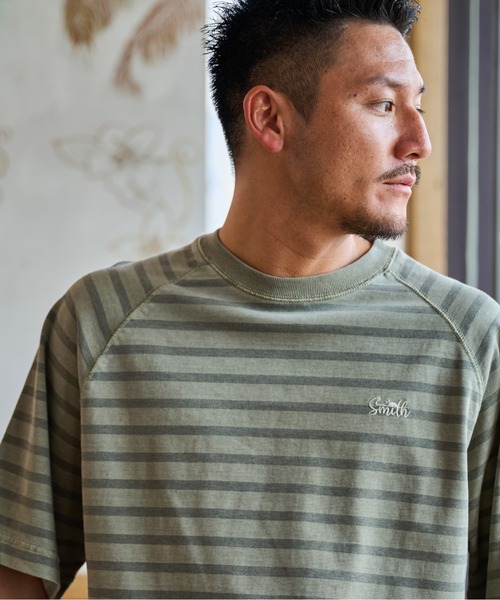 Sunny Smith(サニースミス)の「【SUNNY SMITH】ボーダーオーバーダイ ラグランロゴ刺繍Tシャツ(CP)(Tシャツ/カットソー・メンズ・スモーク/ベージュ/オリーブ・M/L)」の8枚目の写真