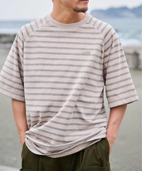 Sunny Smith(サニースミス)の「【SUNNY SMITH】ボーダーオーバーダイ ラグランロゴ刺繍Tシャツ(CP)(Tシャツ/カットソー・メンズ・スモーク/ベージュ/オリーブ・M/L)」の11枚目の写真